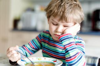Chciał zjeść obiad, ale zabrano mu talerz. Autystyczny chłopiec zawstydzony w szkole