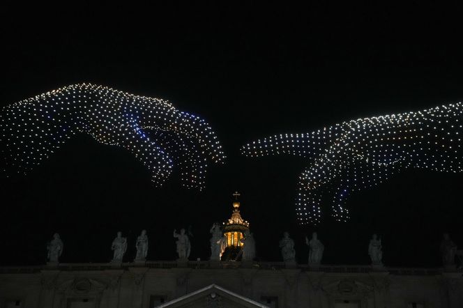Tysiące dronów nad Bazyliką św. Piotra! Zobacz, co stało się w Watykanie