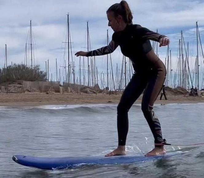Lewandowska na surfingu