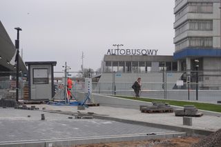 Budowa dworca kolejowego w Olsztynie. Odsłonięto już skwer przed budynkiem