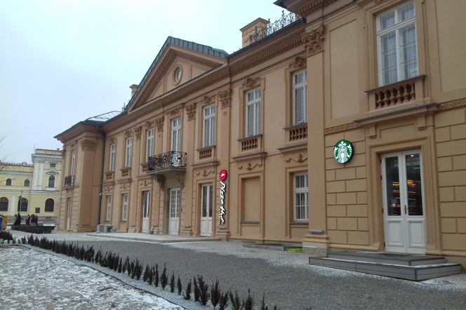 Pałac Wołodkowiczów wygląda jak nowo wybudowany, ale jednocześnie stał się małym centrum handlowym