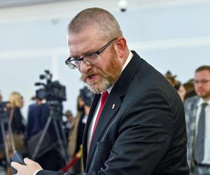 Grzegorz Braun i gaśnica w Sejmie oburzyły internautów. Jest ważna decyzja ws. posła po wtorkowym incydencie