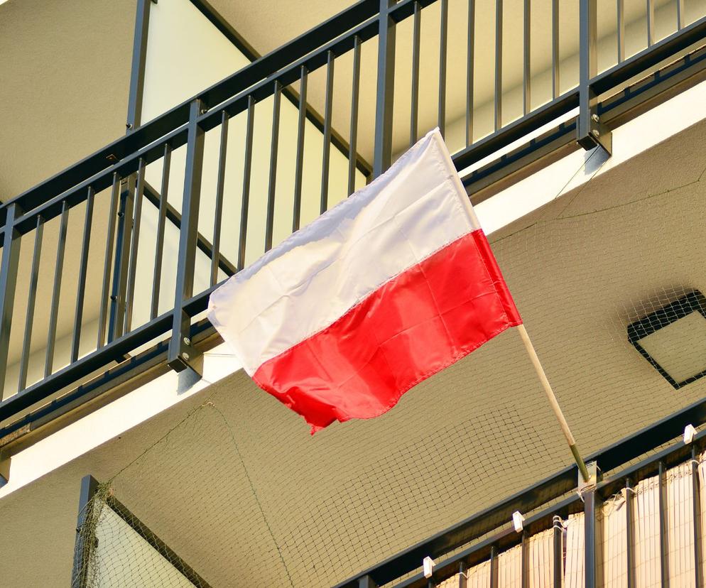 Jak poprawnie wywiesić flagę na 11 listopada w oknie lub na balkonie? Oto zasady prezentowania barw narodowych!