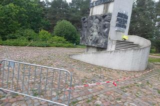 Pomnik w Dolinie Śmierci w Fordonie jest w opłakanym stanie. Jeden z kłosów wygląda na ułamany, a teren jest ogrodzony taśmą