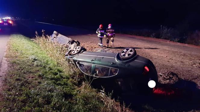 Wypadek w Grzywnie koło Torunia. Dwa samochody w rowie
