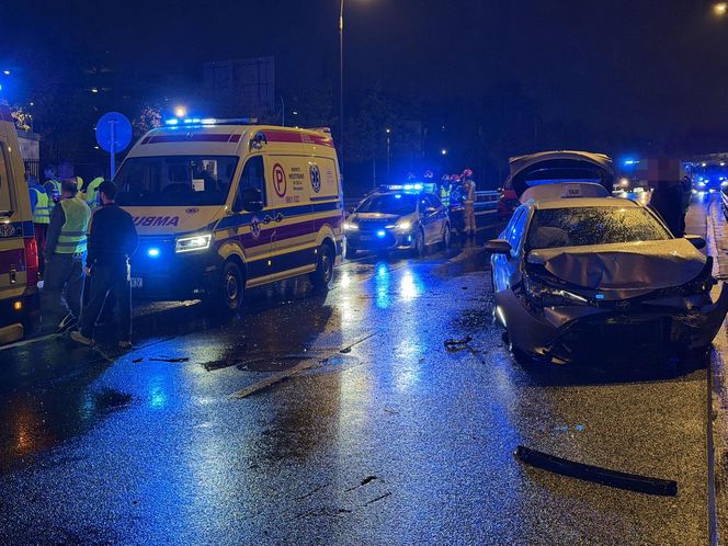 Karambol w Warszawie. 12 samochodów rozbitych, są ranni