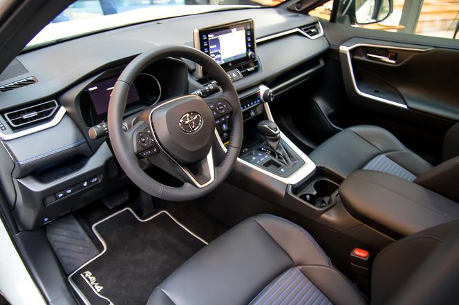 2019 Toyota RAV4 Hybrid - wnętrze piątej generacji SUV-a