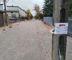 Kończy się remont, a właściwie budowa z kostki ulicy Fabrycznej w Siedlcach