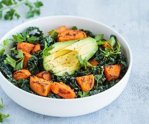 Jest pyszna, zdrowa i pobudza metabolizm. Ta witaminowa sałatka to dietetyczny hit 