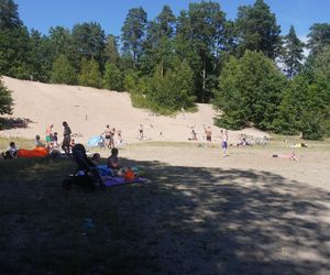 To jedno z największych jezior w Olsztynie. Kusi turystów piaszczystymi plażami