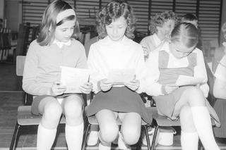 Tak żegnano szkołę w PRL-u! Zobacz jak wtedy wyglądały zakończenia roku!