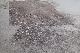 Załatana droga przy ul. Kopernika w Toruniu nie wytrzymała tygodnia