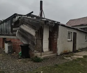 Sześcioosobowa rodzina mieszka w suterenie. Budowę domu przerwała straszna choroba