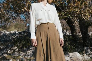Spodnie culotte to must have tego lata. Jak je nosić w modnym stylu? 