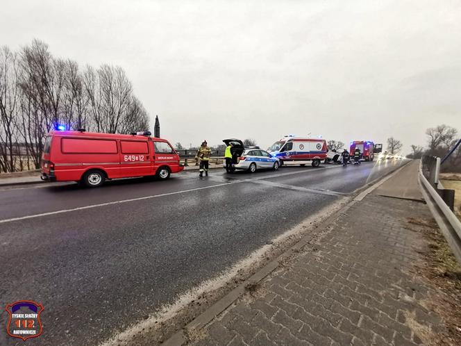 Dachowanie osobówki na moście w Bieruniu