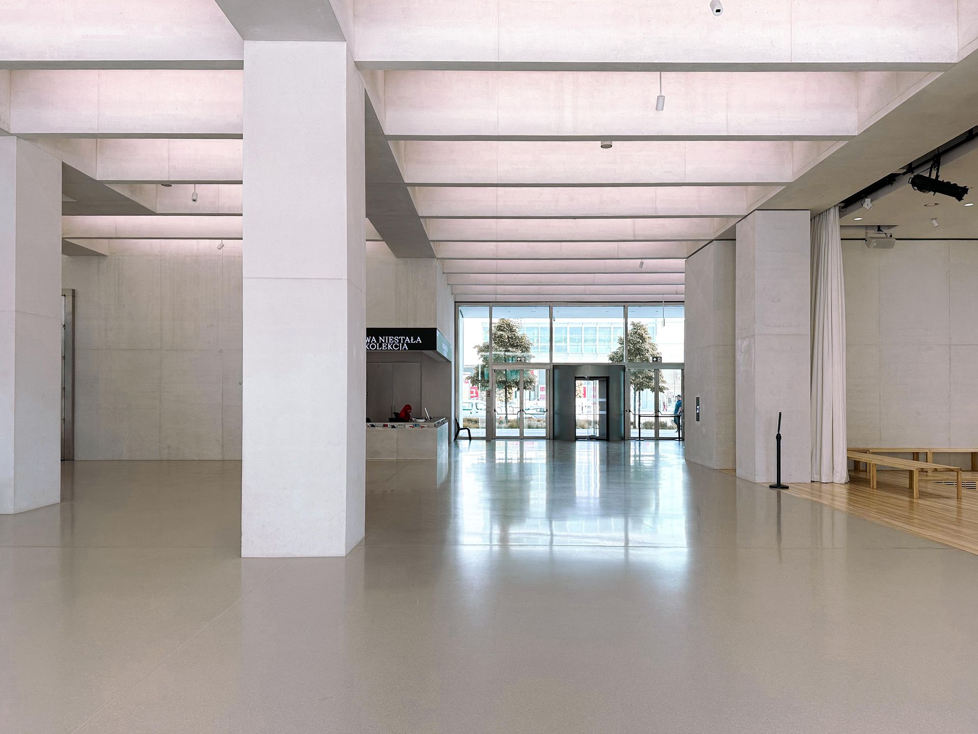 Czy przestrzenie na parterze MSN spełniają funkcje publiczne?