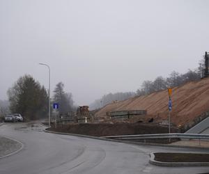 Wielkie otwarcie tunelu pod torami w Niewodnicy Kościelnej. Tak przebiegają prace w ramach Rail Baltica [ZDJĘCIA]