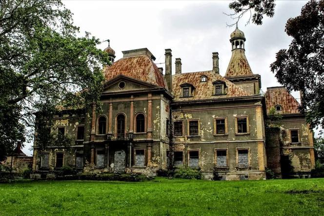 Zapomniany pałac w Mańczycach. Rezydencja z niezwykłym klimatem wciąż stoi pusta 