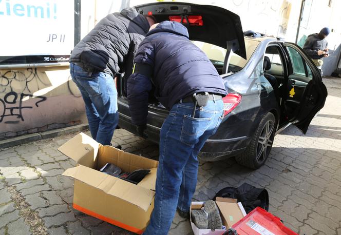 Udawali policjantów i wchodzili do agencji towarzyskich. Dwóch przebierańców w rękach policji