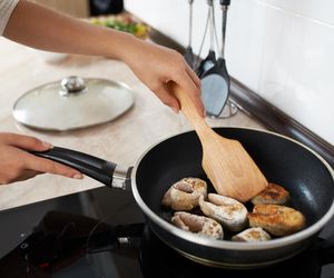 Rozsyp na blasze piekarnika i nastaw na 90 stopni, a pozbędziesz się zapachu smażonej ryby z mieszkania. Neutralizuje brzydkie aromaty i odświeży powietrze