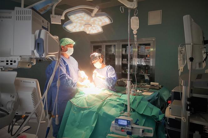 Chirurdzy Szpitala Dziecięcego w Olsztynie jako pierwsi w kraju przeprowadzili operację czaszki pacjenta małoinwazyjną metodą. 