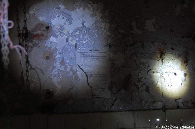 Opuszczony internat szkoły górniczej w Katowicach. Kiedyś tętnił życiem, dzisiaj to obskurna ruina 