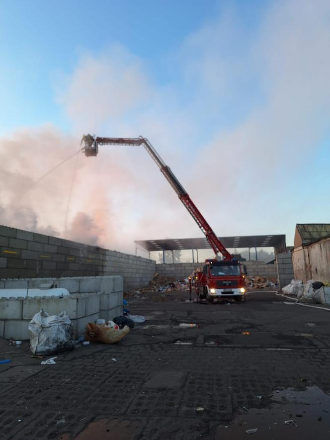 Ogromny pożar na terenie zakładu recyklingu odpadów w Rawiczu