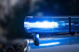 Dramatyczny pościg w Gdańsku. Radiowóz dachował, ranny policjant, a kierowca uciekł  