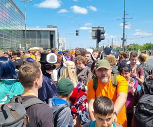 Pyrkon 2025. Tłumy uczestników przed MTP  