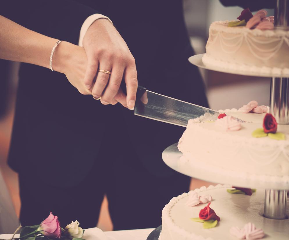 Jak zaoszczędzić na torcie weselnym? Wedding plannerka radzi, internautki nie kryją oburzenia 
