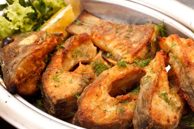 Jak odgrzać smażonego karpia? [WIDEO]