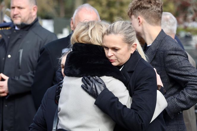 Joanna Racewicz ociera łzy przy grobie męża, pocieszyła ją Barbara Nowacka