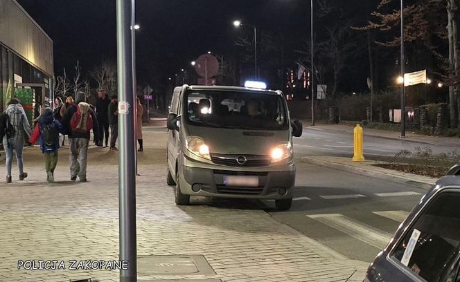 Bus taxi czekał na pasażerów w Zakopanem. Młody kierowca miał 3-krotny zakaz prowadzenia pojazdów