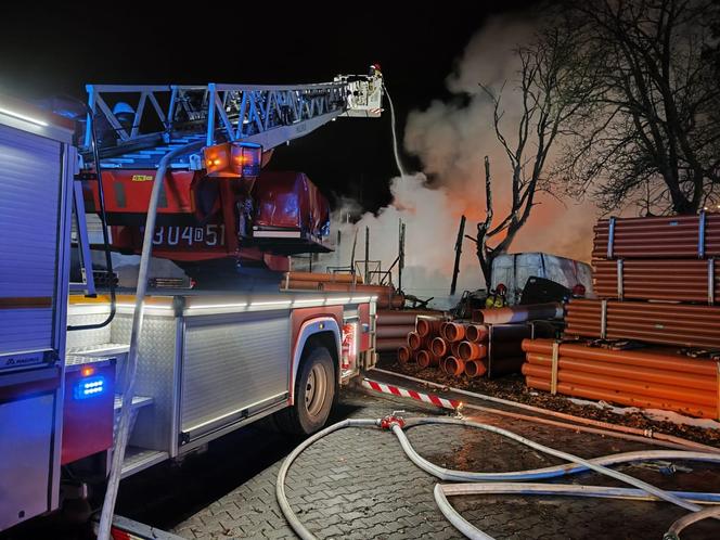 Pożar hali z materiałami budowlanymi. Spłonęły też samochody. 12 zastępów straż w akcji