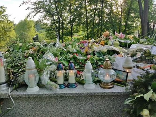 Tarnów. Ostatnie pożegnanie Karoliny Bojarskiej. Grobowiec utonął w kwiatach 