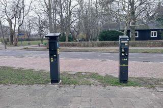 Dwa parkomaty stoją tuż obok siebie. Zarząd Dróg Miejskich się tłumaczy 
