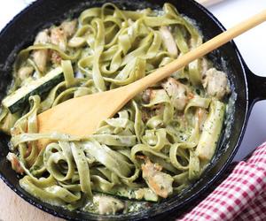 Makaron, pesto, kurczak. Obiad we włoskim stylu, który zrobisz w 15 minut 