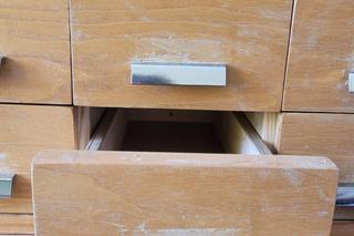 Możesz mieć biurko z biblioteki za 10 zł. Marzysz o szafce katalogowej, takiej z szufladkami? Taka okazja nie zdarza się często