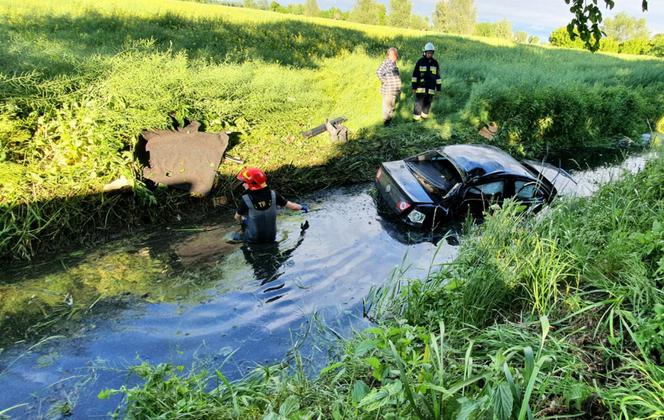 Wypadek w miejscowości Żurawiec. Auto w rowie, a kierowcy brak [ZDJĘCIA]