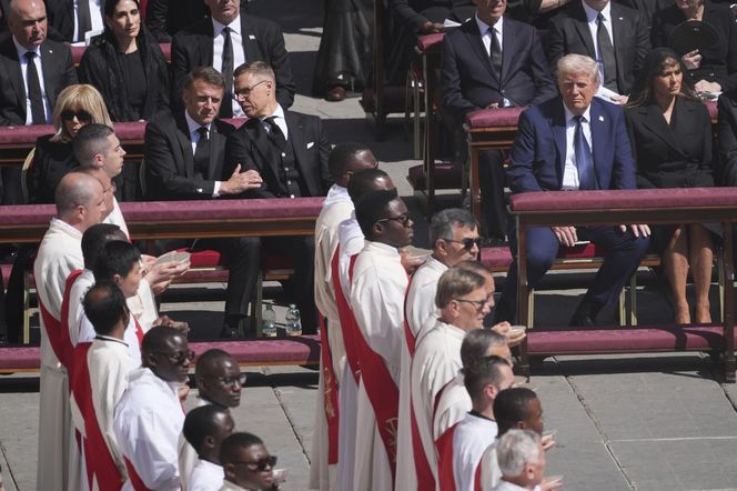Trump powiedział to do Macrona na pogrzebie! "Nie powinieneś tu być"
