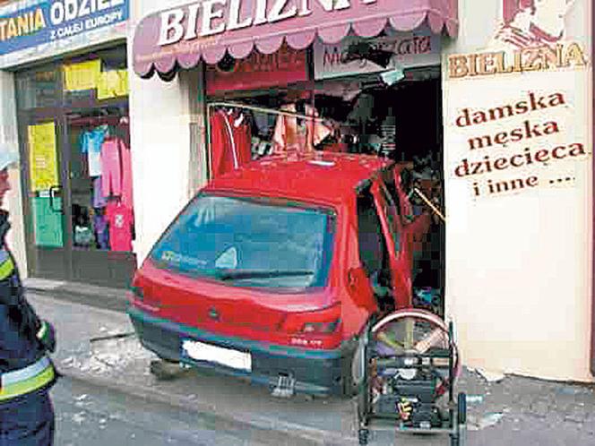 Peugeot wjechał do sklepu