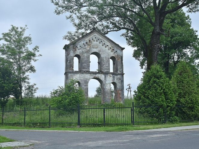 Średnia Wieś - w XV wieku ta wieś na Podkarpaciu była własnością Matiasza ze Zboisk. Jego wnuk zapoczątkował słynny ród