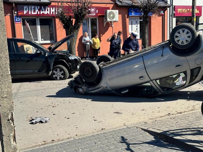 Emeryt wjechał w kobietę, która wsadzała dzieci do samochodu. Koszmarny wypadek pod Warszawą 