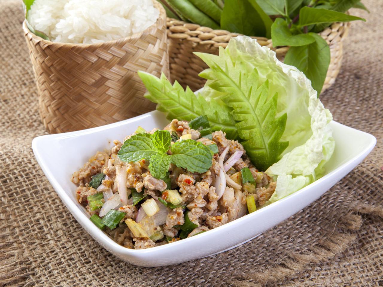 Tajska sałatka z mięsem mielonym, sałatą lodową i chili