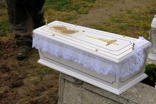 Zambrów. Pogrzeb noworodka znalezionego na wysypisku śmieci [ZDJĘCIA, WIDEO]
