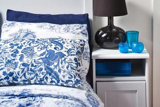 Poduszki i tkaniny w letniej sypialni
