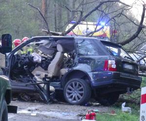 Range Rover roztrzaskał się na drzewie, z auta została miazga. W wypadku zginęła młoda kobieta