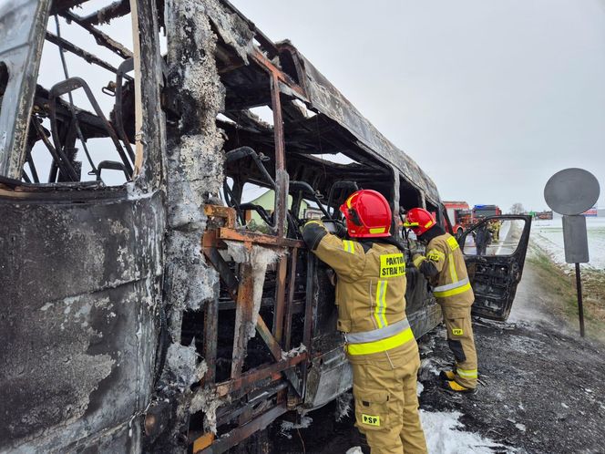 Bus spłonął doszczętnie pod Tarnowem. Podróżowało nim 25 osób