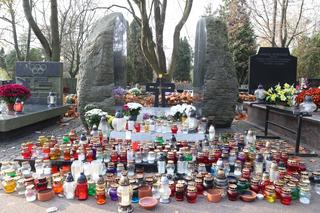 Morze zniczy przy grobie Kory. Powązki Wojskowe po Wszystkich Świętych