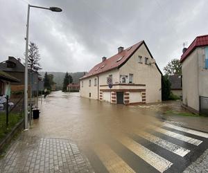 Bardo zatopione. Ulice toną, nie ma prądu, są problemy z siecią